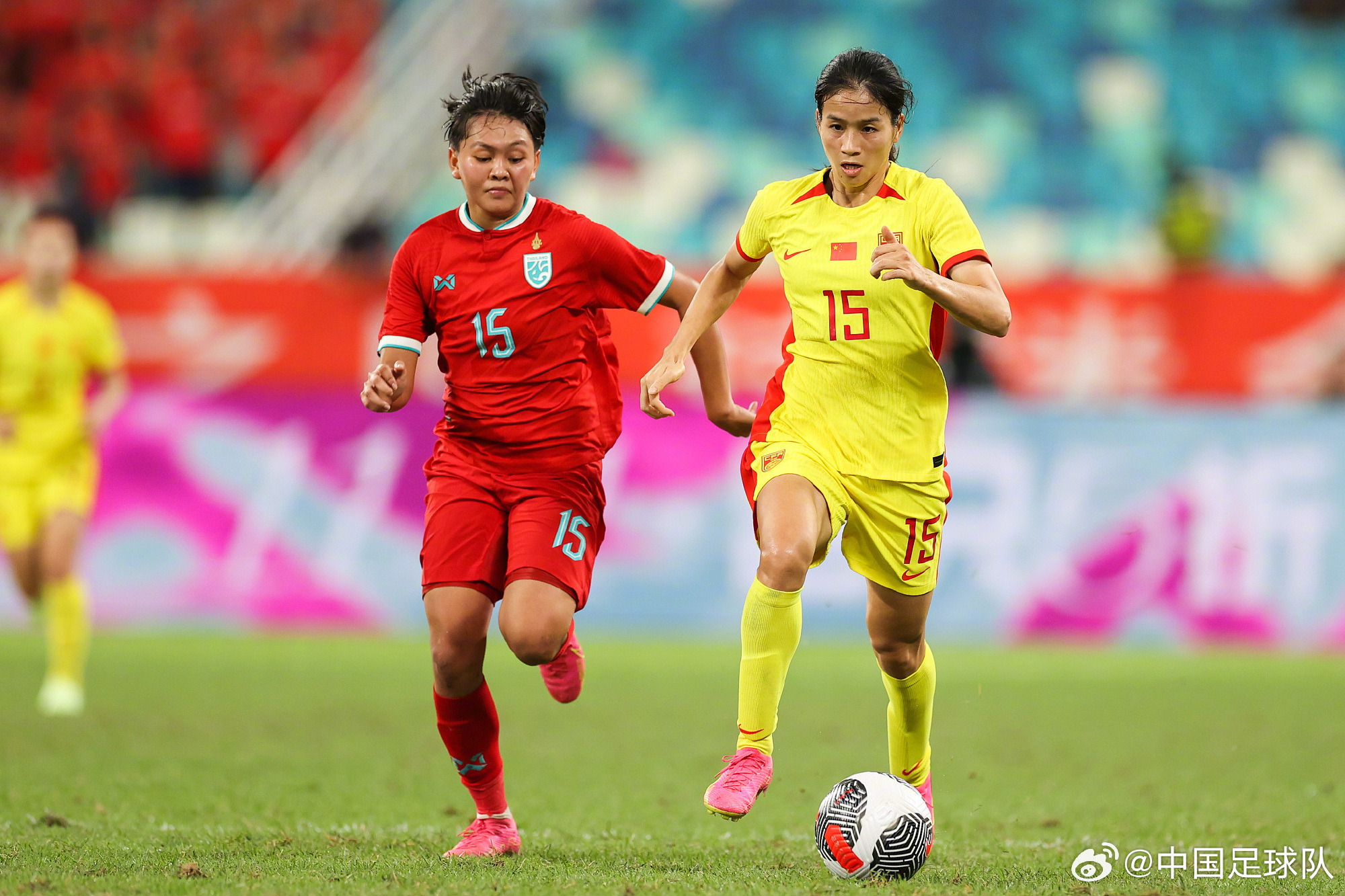 国足女足全力备战比赛，追求胜利